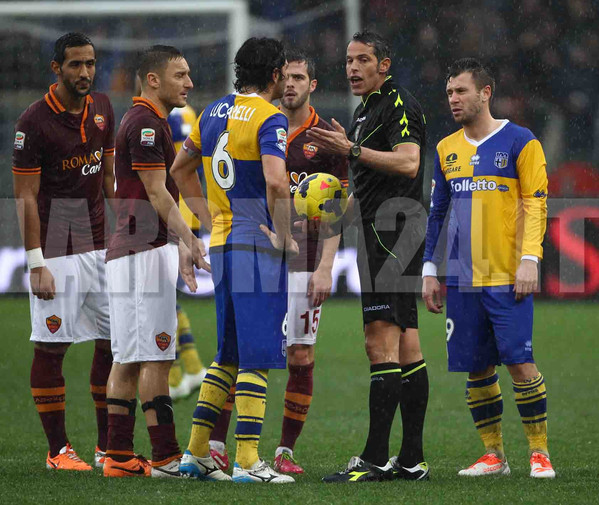 de-marco-parla-con-totti-e-lucarelli-sospensione-roma-parma-2-2-14