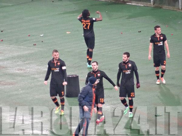 gervinho_esultanza_gruppo_rientra_roma_napoli_050214