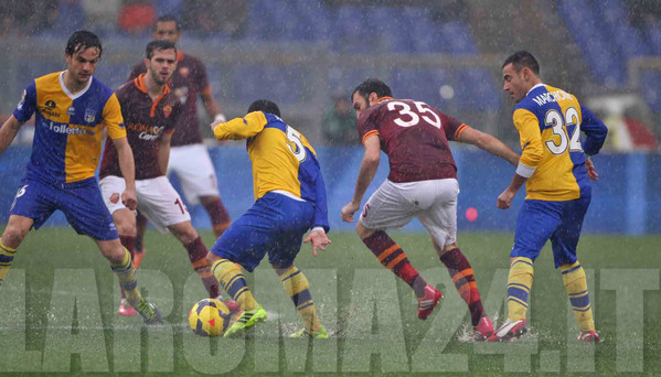 gargano-prova-dribbling-nella-pioggia-torosidis-pjanic-parolo-roma-parma-2-2-14