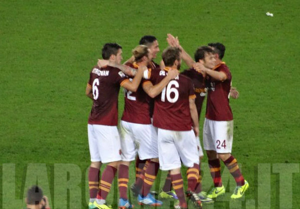 squadra_abbraccio_fine_partita_roma_chievo