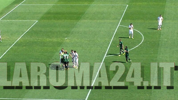 proteste-in-area-dopo-rigore-non-dato-sassuolo-roma