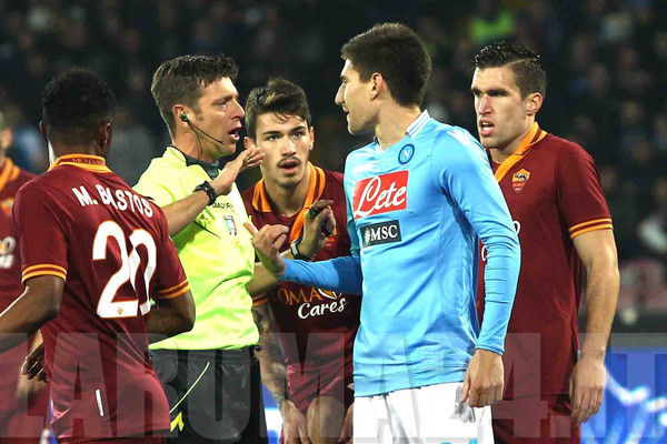 napoli-roma-mucchio-attorno-a-rocchi-foto-gino