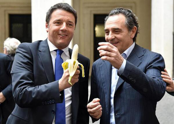 renzi-prandelli-banana-dani-alves