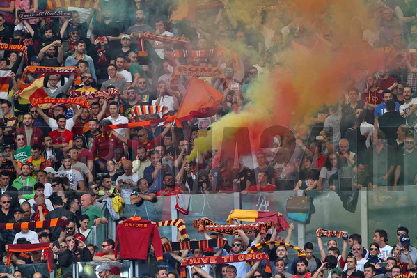 fumogeni-tifosi-roma-juve-12-5-14