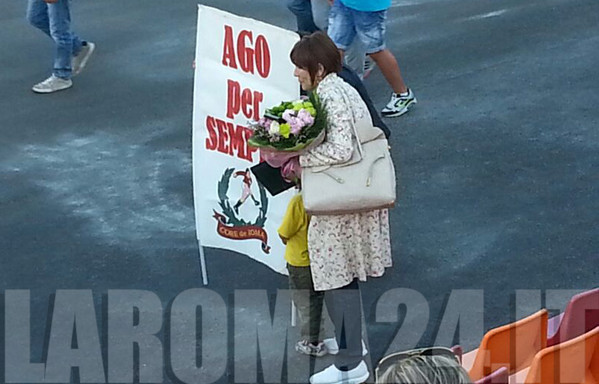 marisa-di-bartolomei-posa-striscione-trigoria