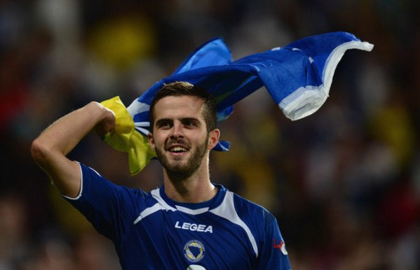 pjanic-bosnia-sbandiera