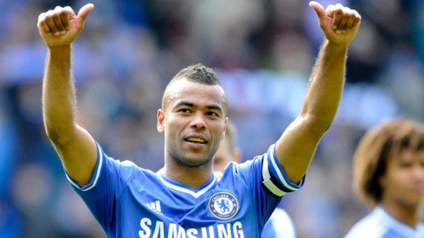 ashley-cole-pollici-ok