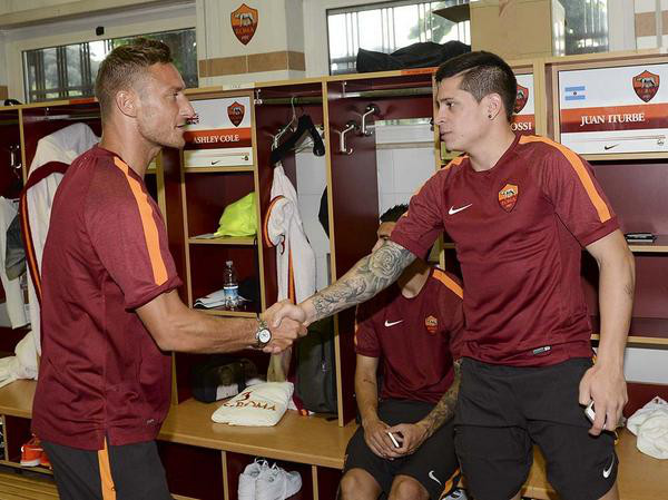 stretta-di-mano-totti-iturbe