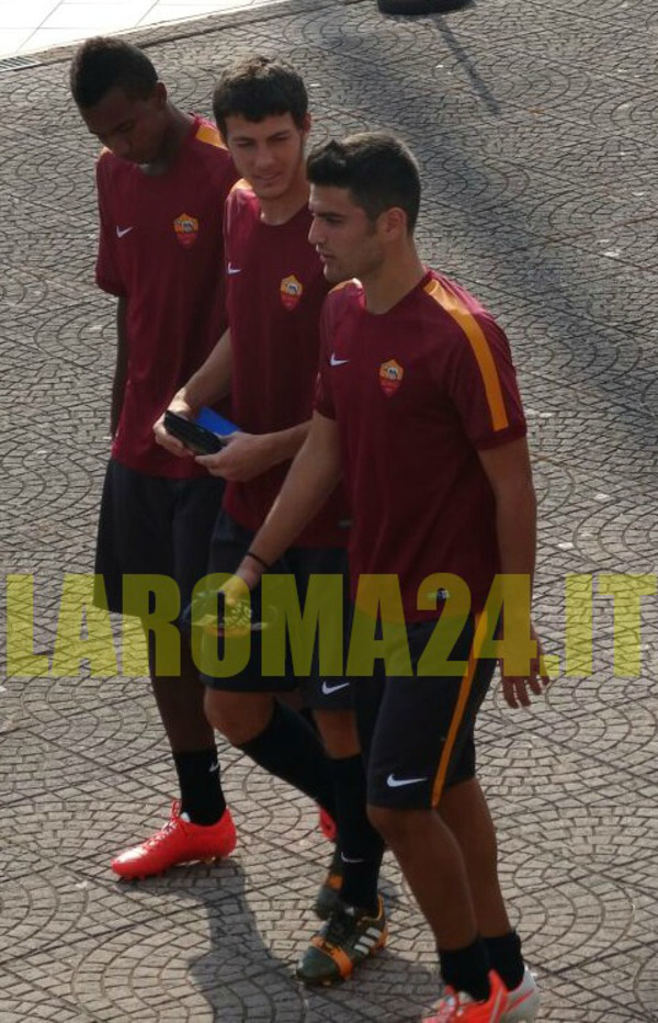 mazzitelli_balasa_camminano_fuori_trigoria_16_7