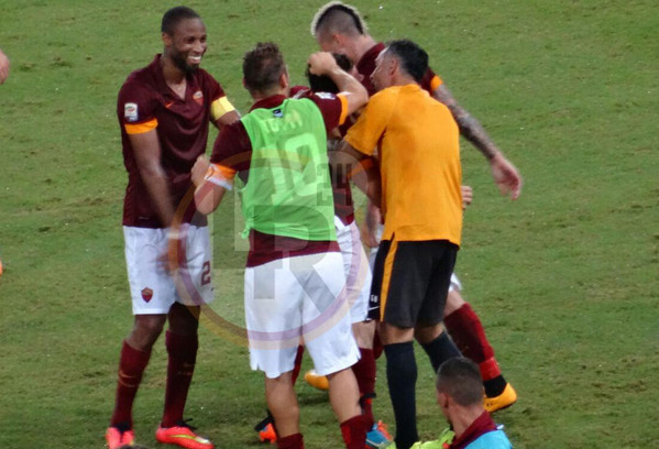 totti-in-campo-esultanza-gol-florenzi-roma-verona