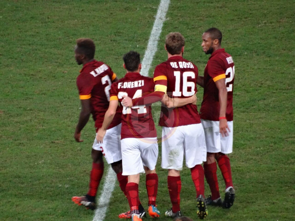 de-rossi-festeggiato-dopo-gol-roma-cesena-lr24