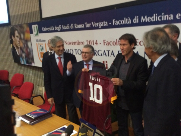 garcia-a-tor-vergata-maglia-totti-lr24