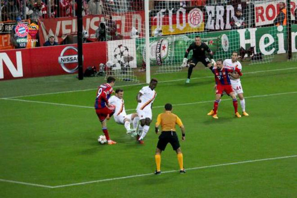 lewandowski-torosidis-azione-bayern-roma