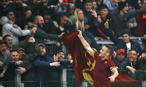 totti-bandiera-as-roma-esultanza