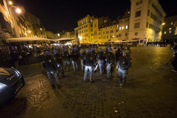 clashes-between-police-and-supporters-of-feyenoord-in-the-centre-of-rome-2