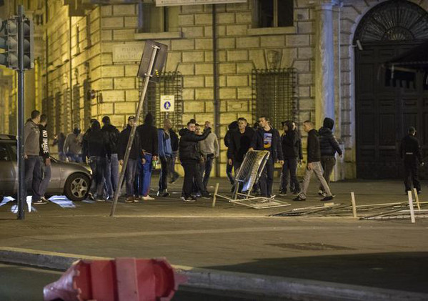 clashes-between-police-and-supporters-of-feyenoord-in-the-centre-of-rome-4