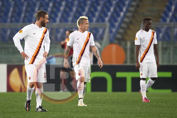 de-rossi-nainggolan-yanga-mbiwa-tristi-roma-feyenoord-20-02-2015-foto-gino