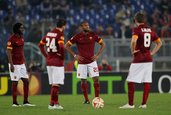 gervinho-ljajic-keita-tristi-mani-sui-fianchi-europa-league-roma-fiorentina-19-03-2015