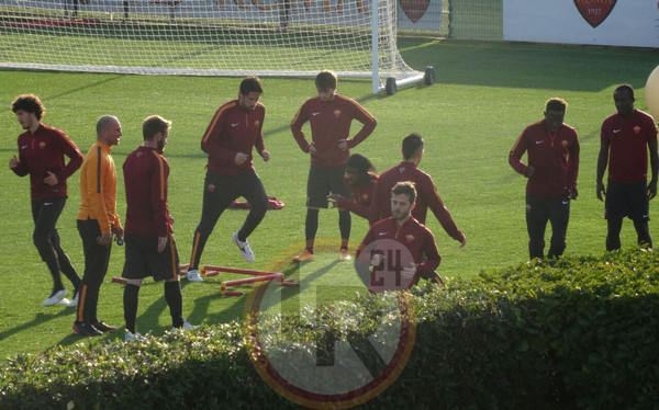 gruppo-corsa-lato-campo-trigoria