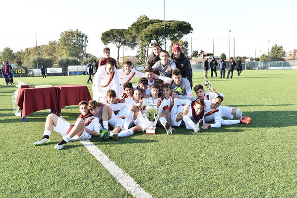 allievi-roma-rubinacci-esultano-vittoria-torneo-totti