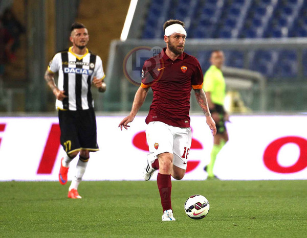 de-rossi-fasciatura-testa-capo-palla-al-piede-roma-udinese-17-05-2015