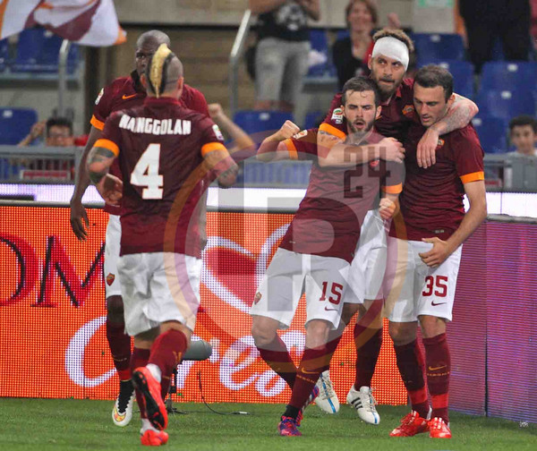 de-rossi-nainggolan-pjanic-torosidis-ibarbo-esultanza-roma-udinese-17-05-2015