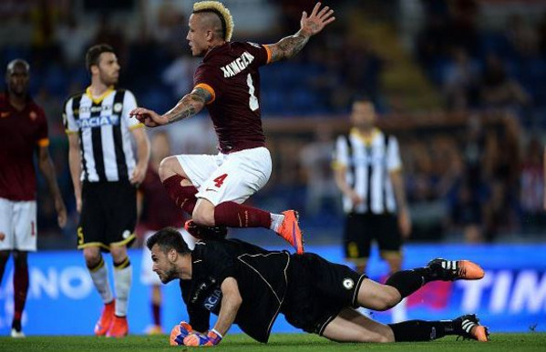 nainggolan-karnezis-roma-udinese-17-05-2015