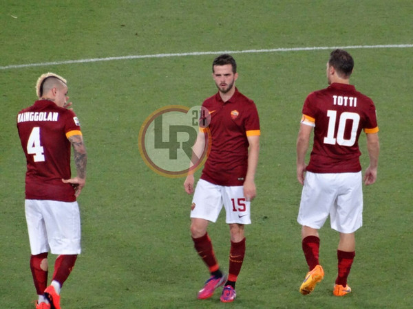 roma-udinese-pjanic-totti-nainggolan-lr24