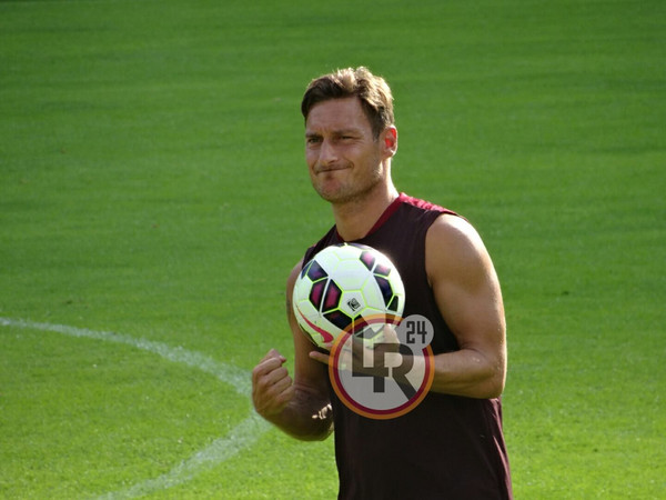 totti-palla-in-mano-pinzolo-9-7-15