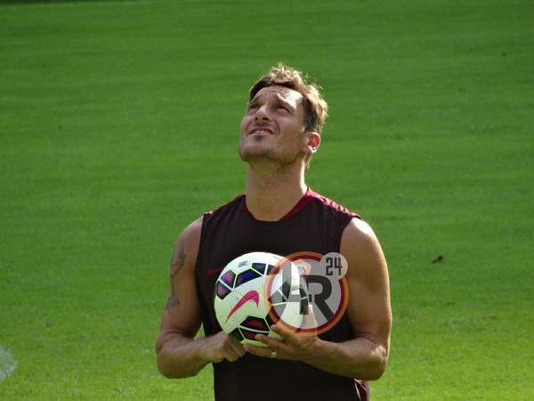 totti-palla-in-mano-sguardo-al-cielo-pinzolo