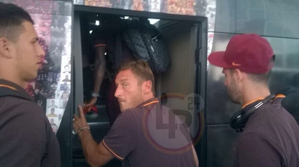 totti-pullman-arrivo-a-barcellona-5-8