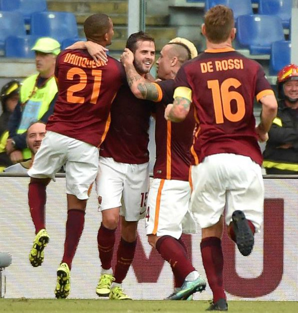 roma-carpi-esultanza-gol-pjanic