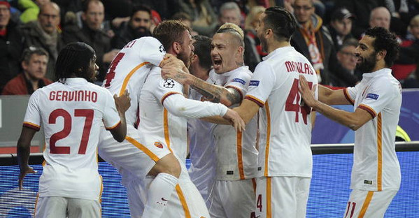 gruppo-esultanza-de-rossi-bayer-roma