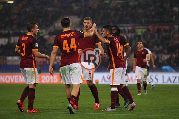 gruppo-festeggia-gol-roma-udinese-lr24