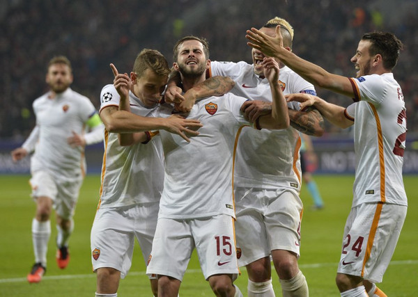 pjanic-abbracciato-da-digne-nainggolan-e-florenzi-vs-bayer