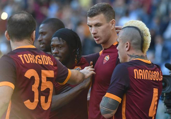 dzeko-abbraccio-gruppo-derby