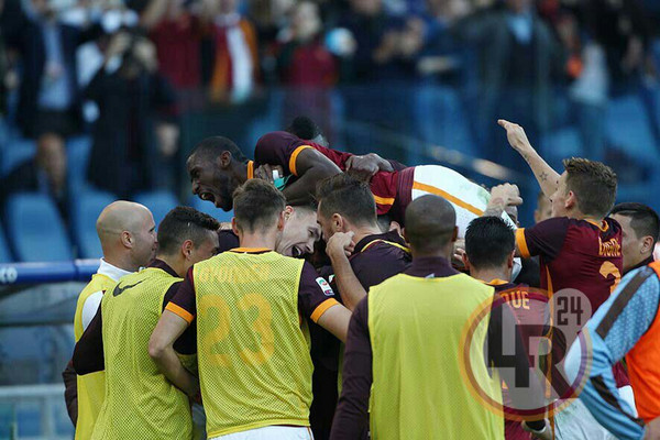 esultanza-gruppo-abbracciato-ruediger-rudiger-roma-lazio-08-11-15