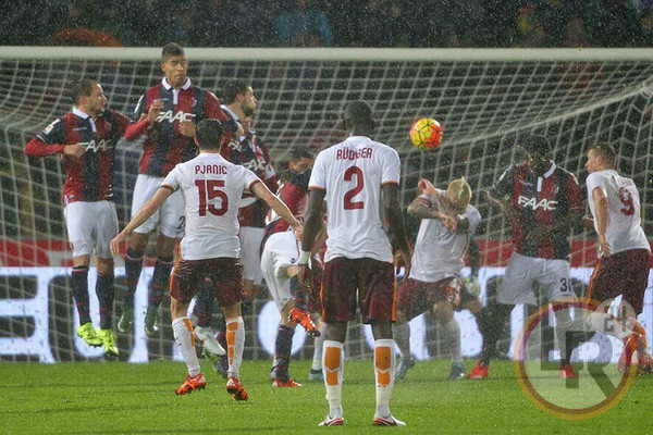 punizione-pjanic-foto-gino-bologna-roma-21-11-15