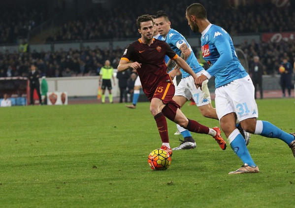 pjanic-azione-napoli-roma-2