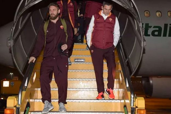 de-rossi-arrivo-a-verona_foto-sito-roma