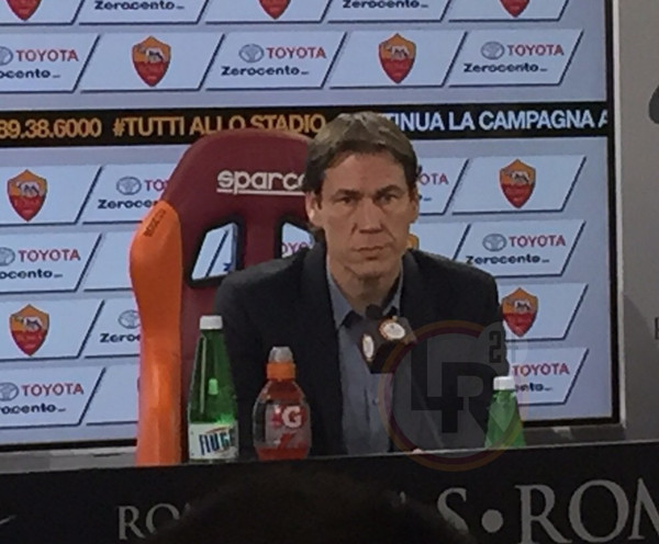 garcia-conferenza-stampa-pre-chievo-sguardo-corrucciato-5-1