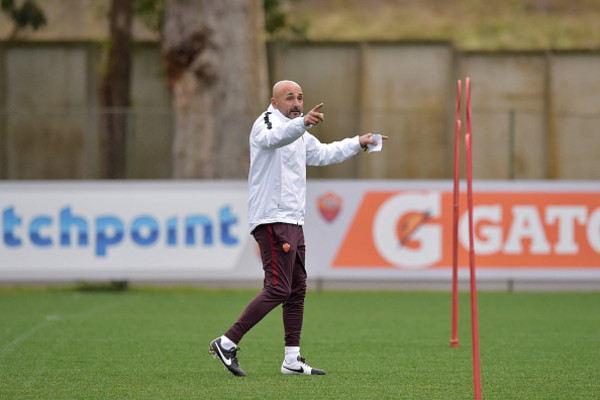 luciano-spalletti-leads-his-first-training-session-as-new-as-roma-coach-3