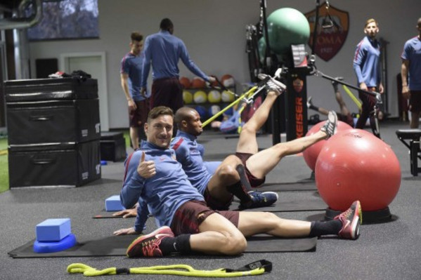 totti-pollice-ok-lavoro-palestra-allenamento