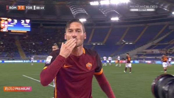 totti-baci-telecamera