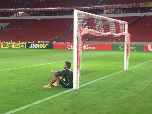 alisson-piedi-scalzi-internacional