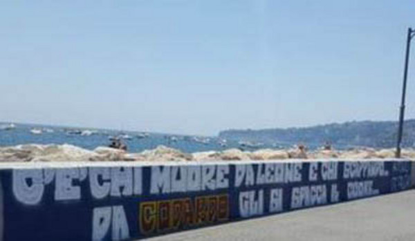 de-falchi-striscione-napoli-indegno