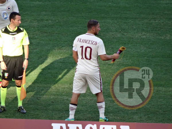 roma-san-lorenzo-totti-maglia