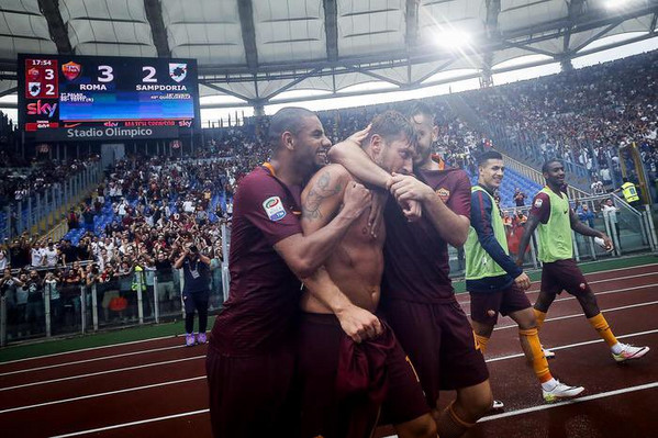 totti-abbracciato-peres-manolas