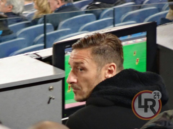 totti-tribuna-viktoria-plzen