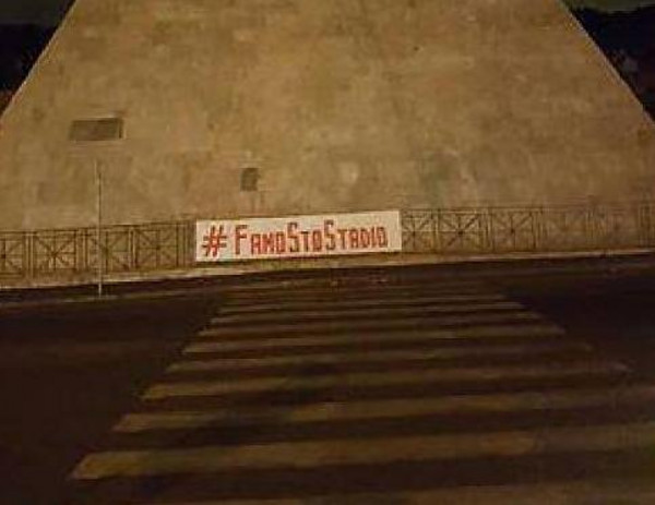 famo-sto-stadio-striscione-piramide-2